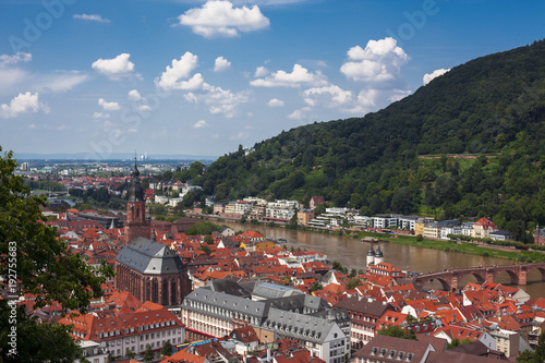 vom Berg auf die Stadt hinunterschauen