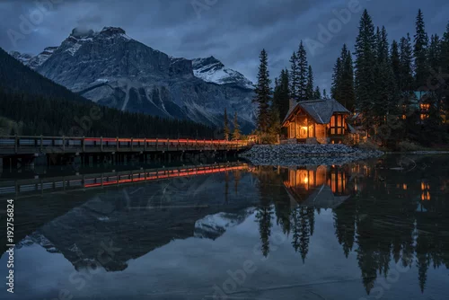Obraz Pora nocna Emerald Lake Lodge w Parku Narodowym Yoho