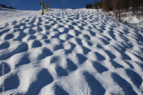 Foto Skifahrer auf Buckelpiste