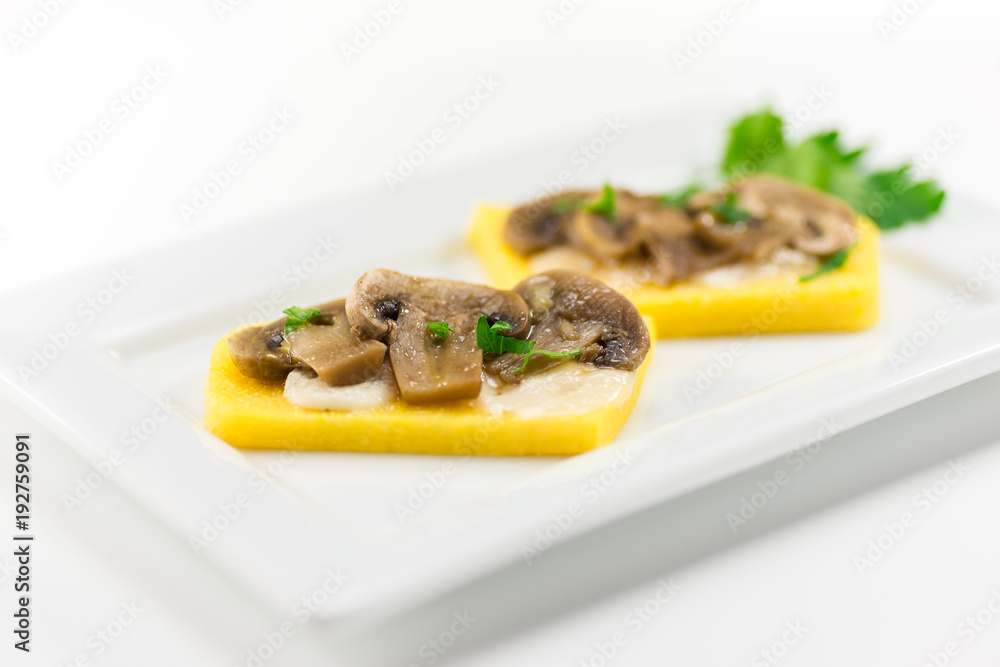 polenta con i funghi e gorgonzola polenta con i funghi e gorgonzola