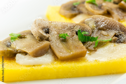 polenta con i funghi e gorgonzola