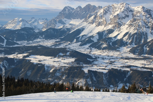Skifahrer vor Bergkulisse © norbert67