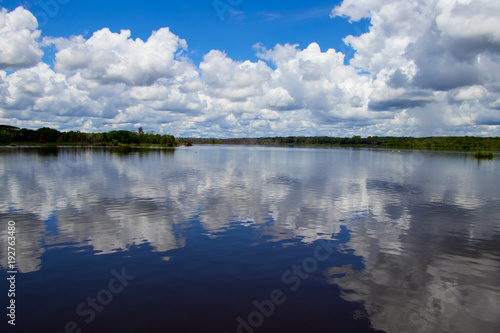 paisagem porto grande, céu e rio no amapá