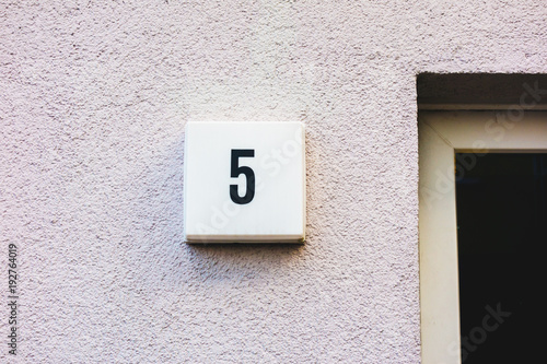number 5 door sign on grudge facade © Robert Herhold