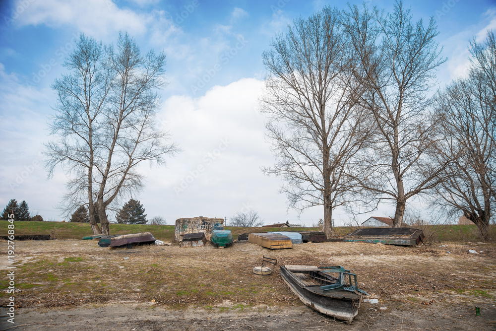 Naklejka premium abandoned and damaged boat