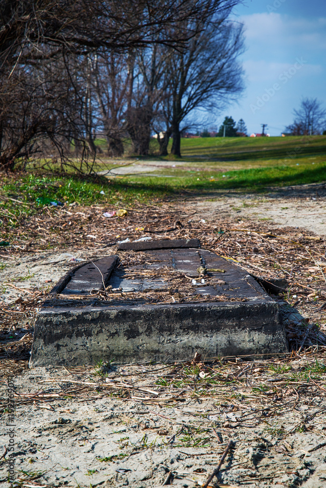 Naklejka premium abandoned and damaged boat
