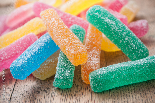 Foto bonbons acidulés en forme de frites sur table en bois