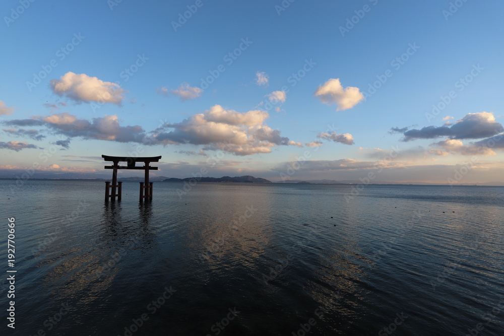 湖上の鳥居