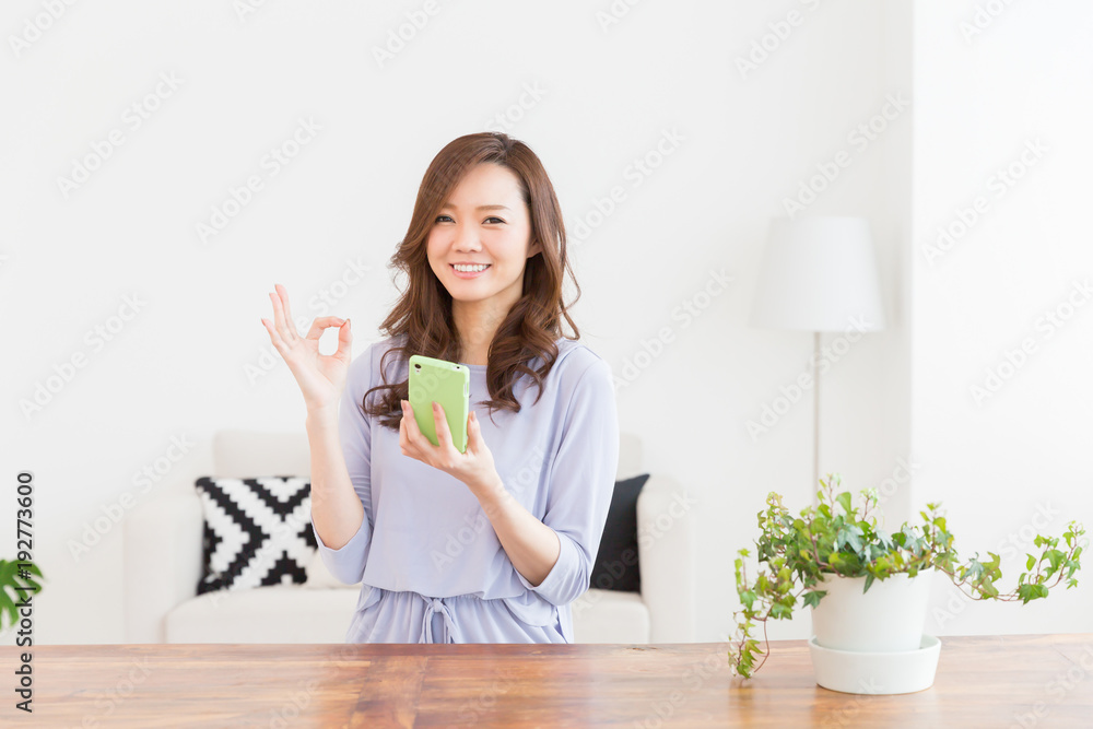 スマホを見る女性 スマホを見る女性