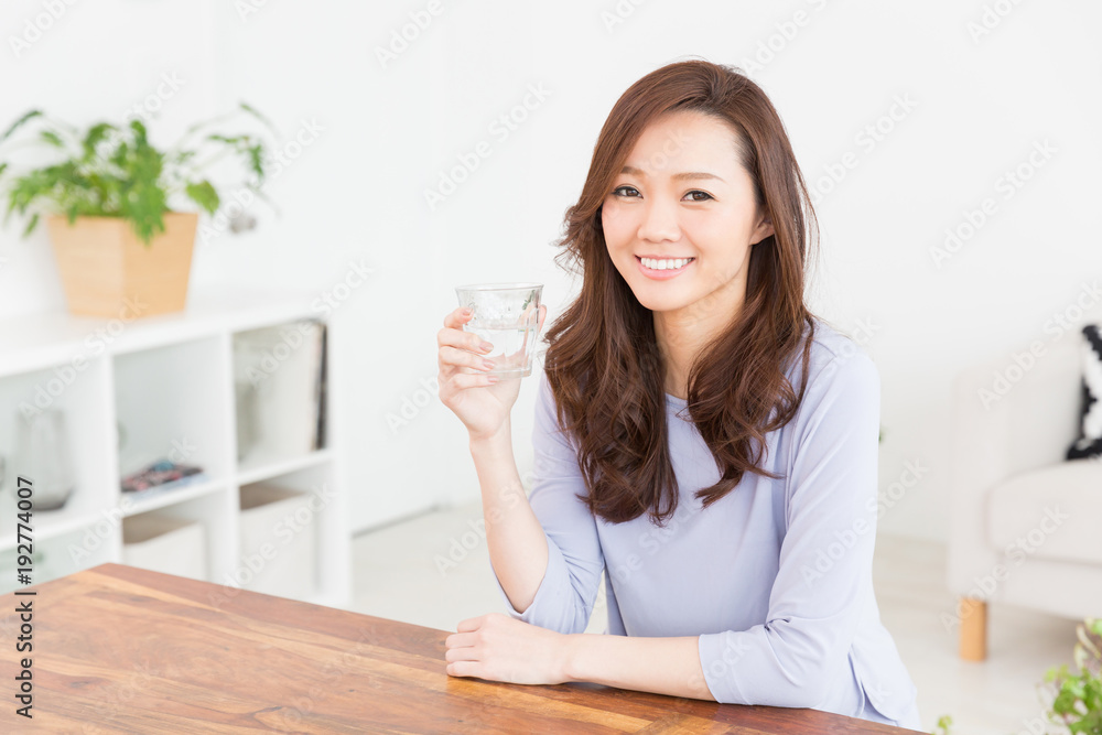 水を飲む女性