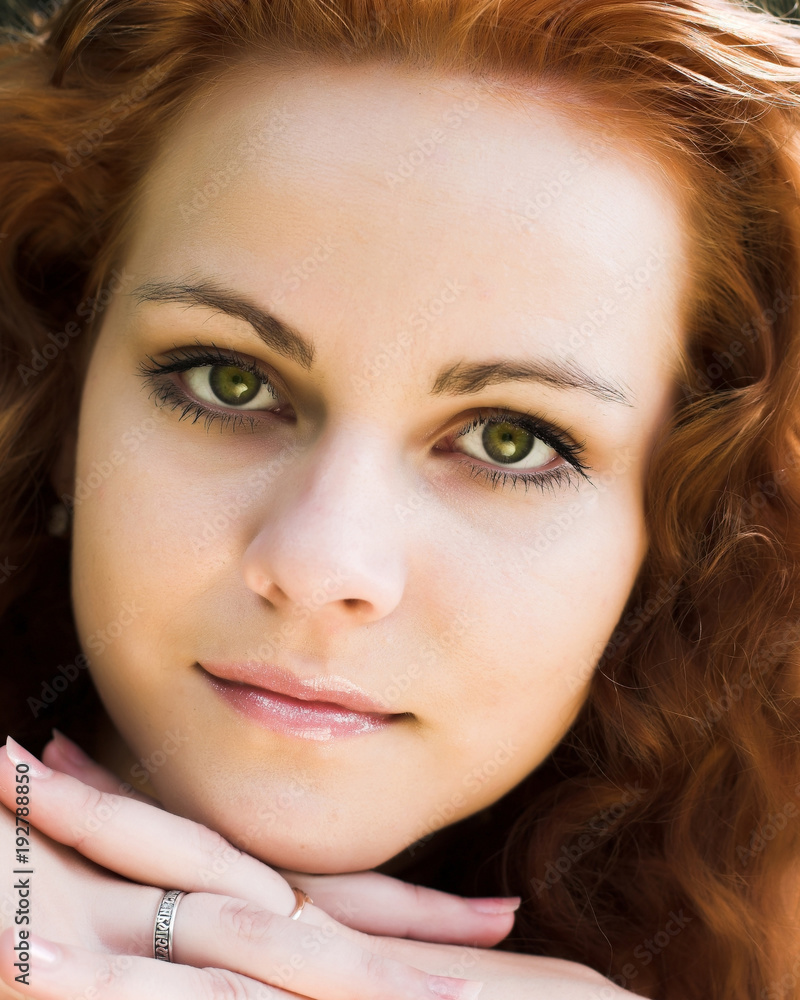 Obraz premium Red-headed nymph close up