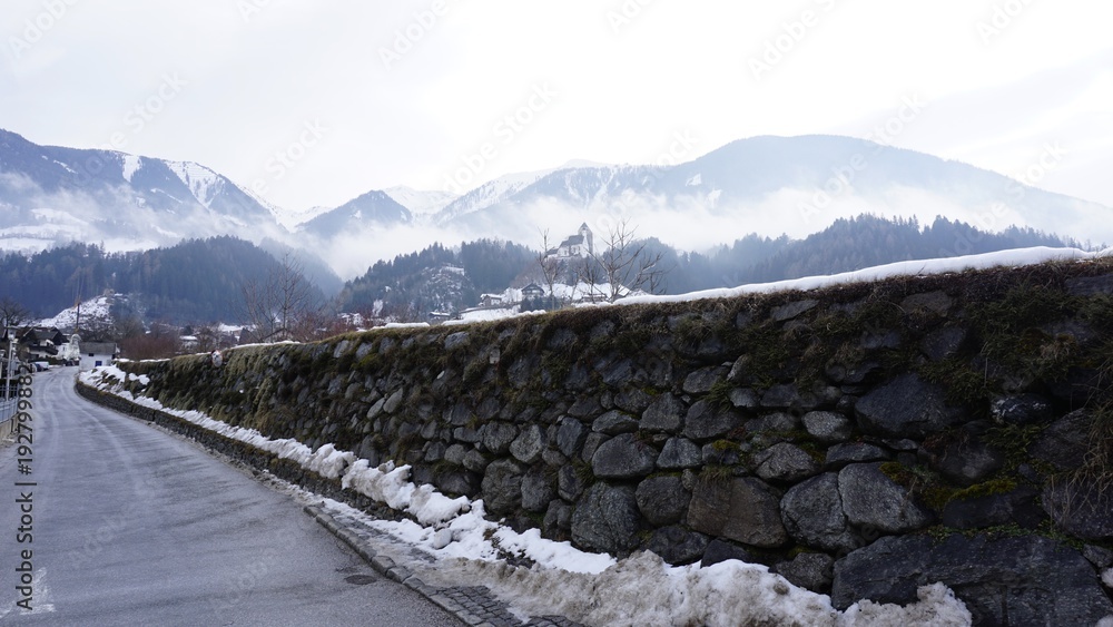 Obraz premium Schwaz Tirol Österreich, Lahnbach und Lahnbachallee, Bach und Wasserkanal im Winter