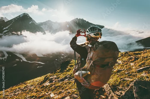 Obraz Backpacker kobiety ręki pokazuje kierowego kształt cieszy się gór chmur krajobraz Podróżują styl życia przygody pojęcia wakacji wakacje wędrują plenerowego