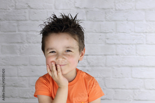 Foto niño pequeño con cara de pillo