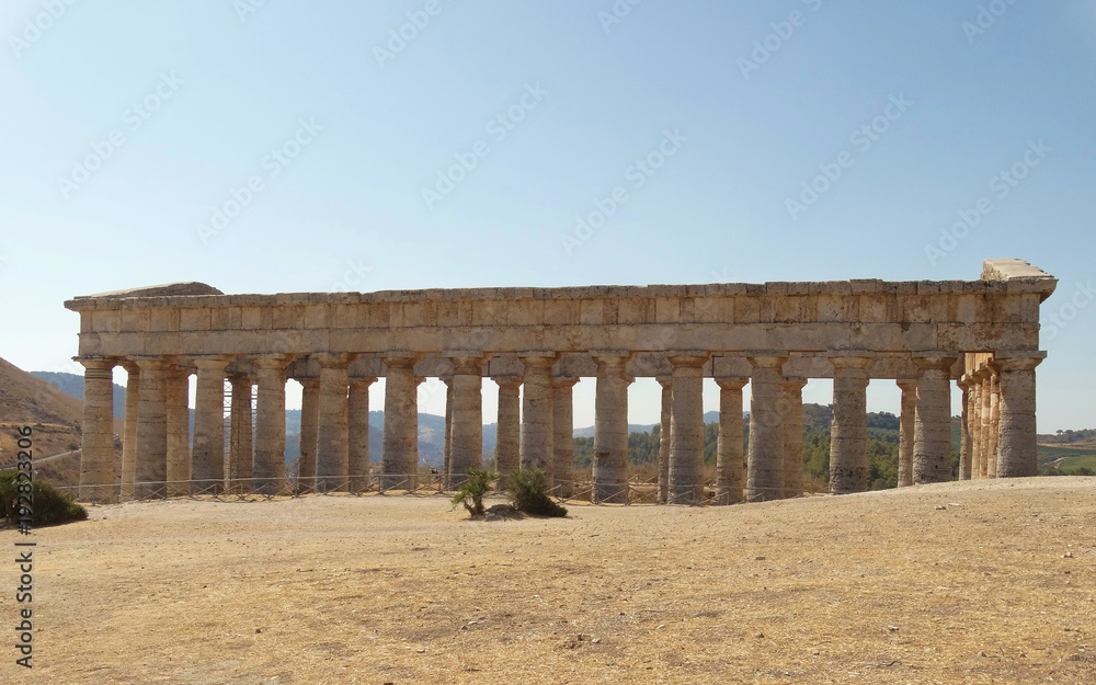 tempio greco all'orizzonte