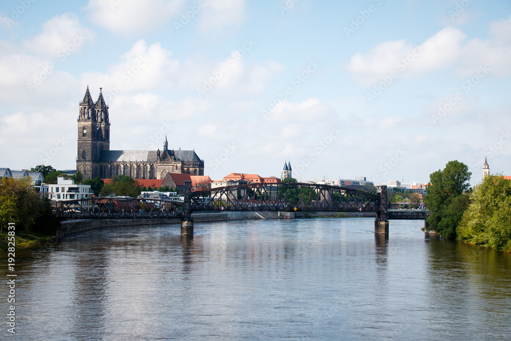 Magdeburg, Germany Blick über die Elbe mit Hubbrücke auf Stadtpanorama und Magdeburger Dom