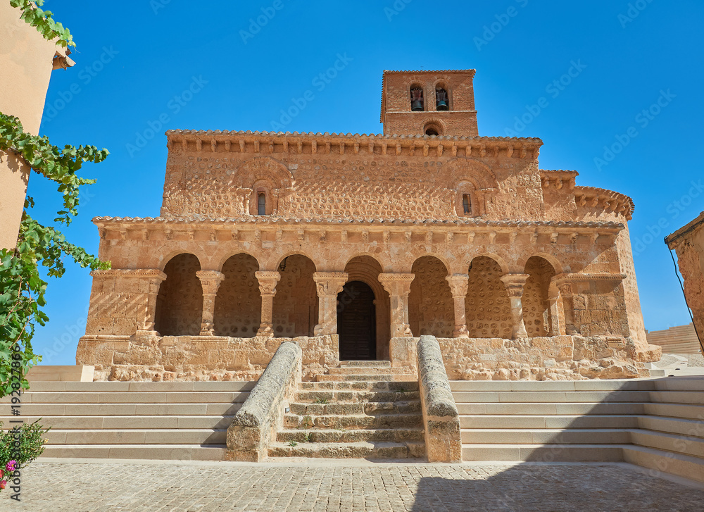 Vista de la Fachada Porticada Sur de la Iglesia Románica de San Miguel en la localidad de San Esteban de Gormaz, Soria, Castilla y León, España