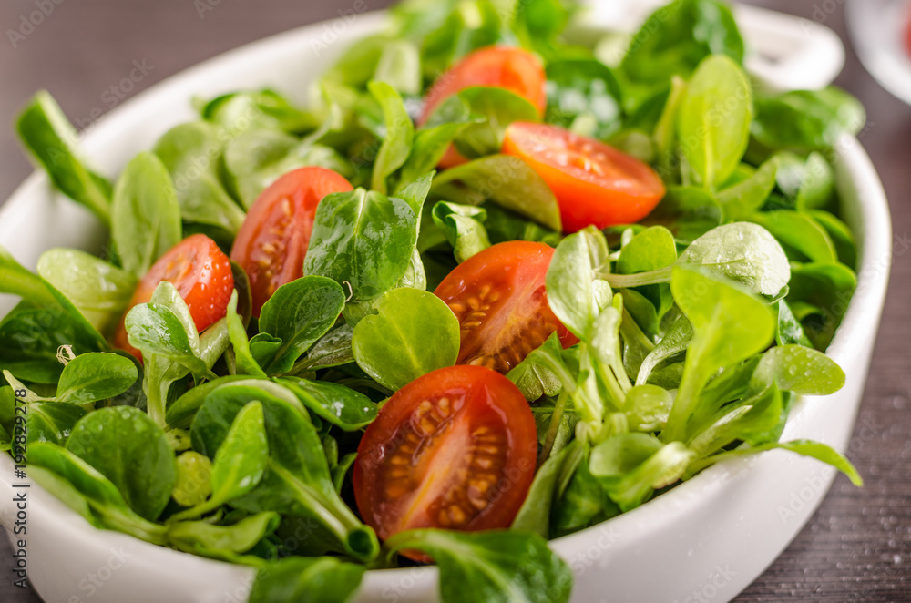 Lamb lettuce salad, tomatoes and herbs