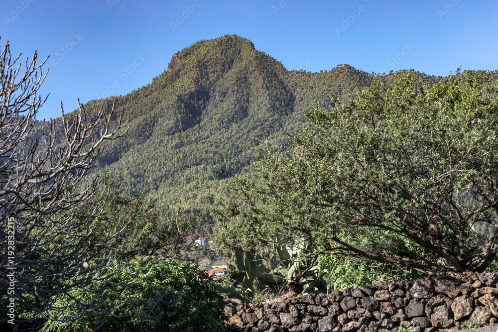 Blick vom Besucherzentrum auf die Caldera de Taburiente in La Palma Blick vom Besucherzentrum auf die Caldera de Taburiente in La Palma