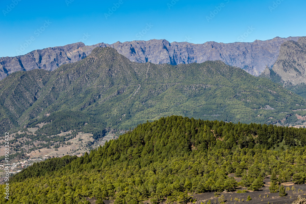 La Palma - Blick auf die Caldera de Taburiente und die Cumbre Nueva vom astronomischen Aussichtspunkt - Mirador Astronómico del Llano del Jable - an der LP301