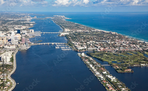 Fototapeta Naklejka Na Ścianę i Meble -  Aerial view of downtown West Palm Beach, Florida, and the upscale island of Palm Beach.