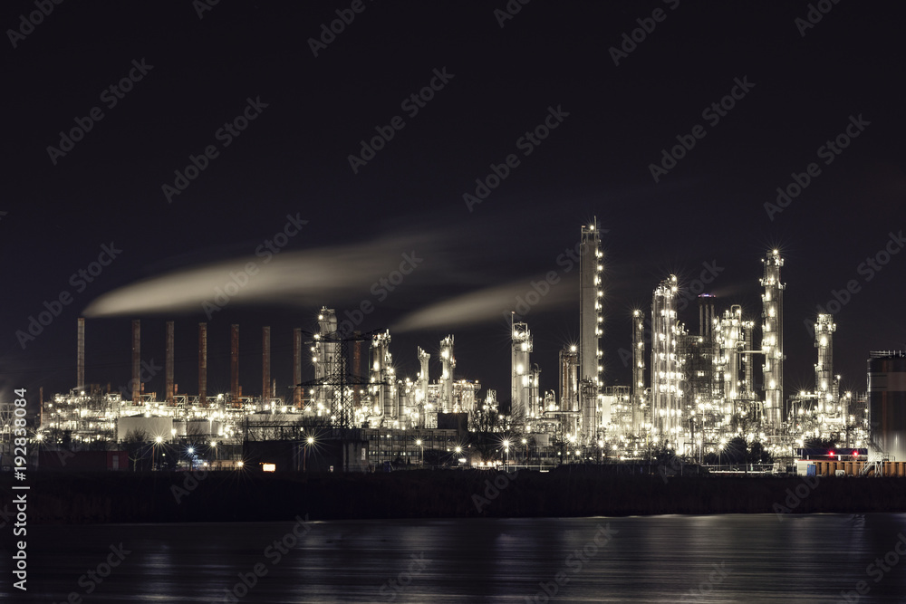 Refinería de petroleo al borde del mar de noche en los Países Bajos