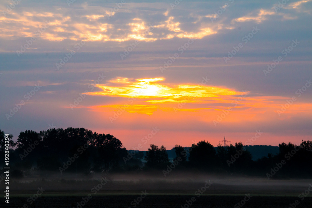 Sonnenaufgang oder Sonnenuntergang mit Nebel