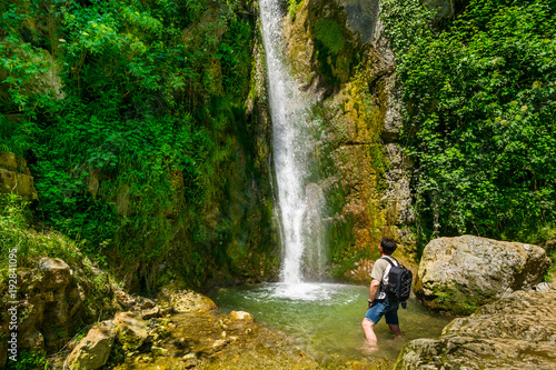 Waterfall in the wilderness - Wanderer bewundert den Wasserfall 