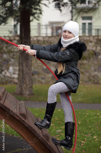 Ragazzina gioca al parco photo