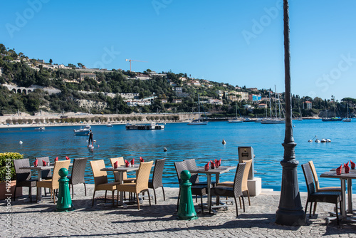 Tables au bord de mer