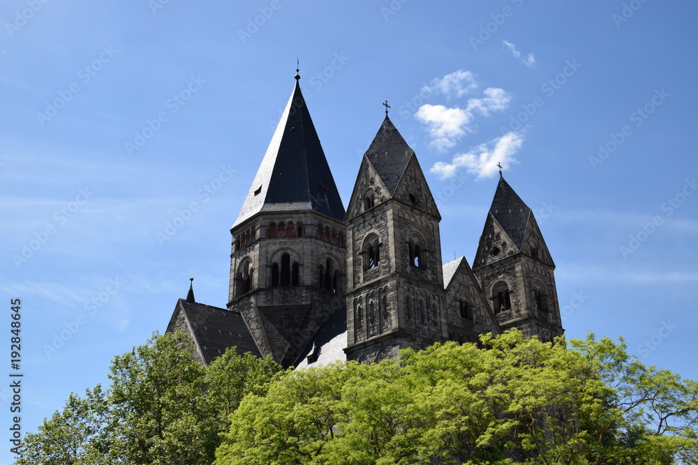 Fototapeta premium Les tours grattent le ciel
