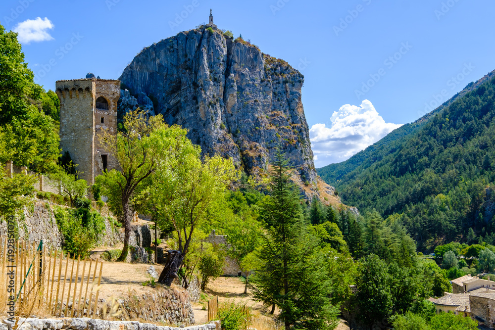 Village de Castellane, Provence, France, Vue sur le roc et La Tour Pentagonale (1359).