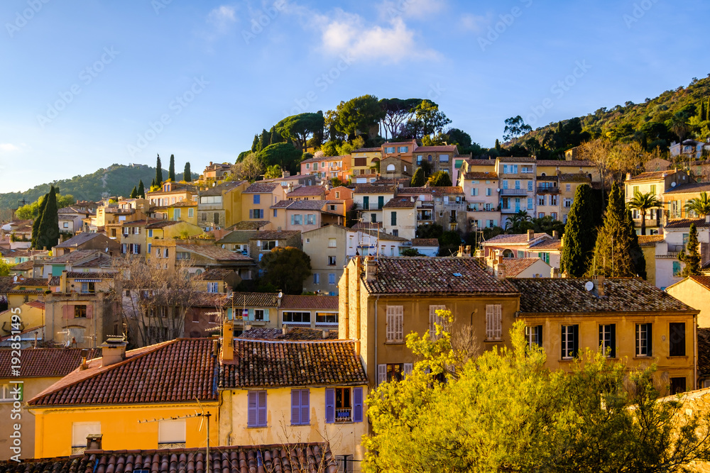 Vue panoramique sur le village de Bormes les Mimosas, Provence, France en hiver. Arbres de mimosas au premier plan.