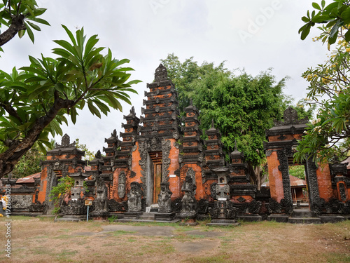 Wallpaper Mural Hindu temple with statues of the gods on Bali island, Indonesia. Balinese Hindu Temple, old hindu architecture, Bali Architecture, Ancient design Torontodigital.ca