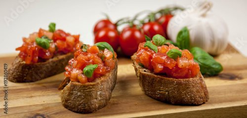 Foto Homemade healthy italian food - bruschetta