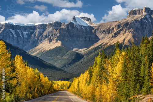 Obraz na płótnie Jesienny krajobraz parku Narodowego w  Banff