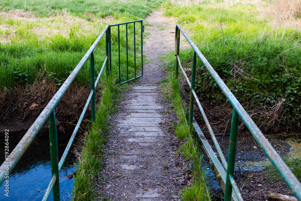 Brücke und Wanderweg mit Geländer Brücke und Wanderweg mit Geländer