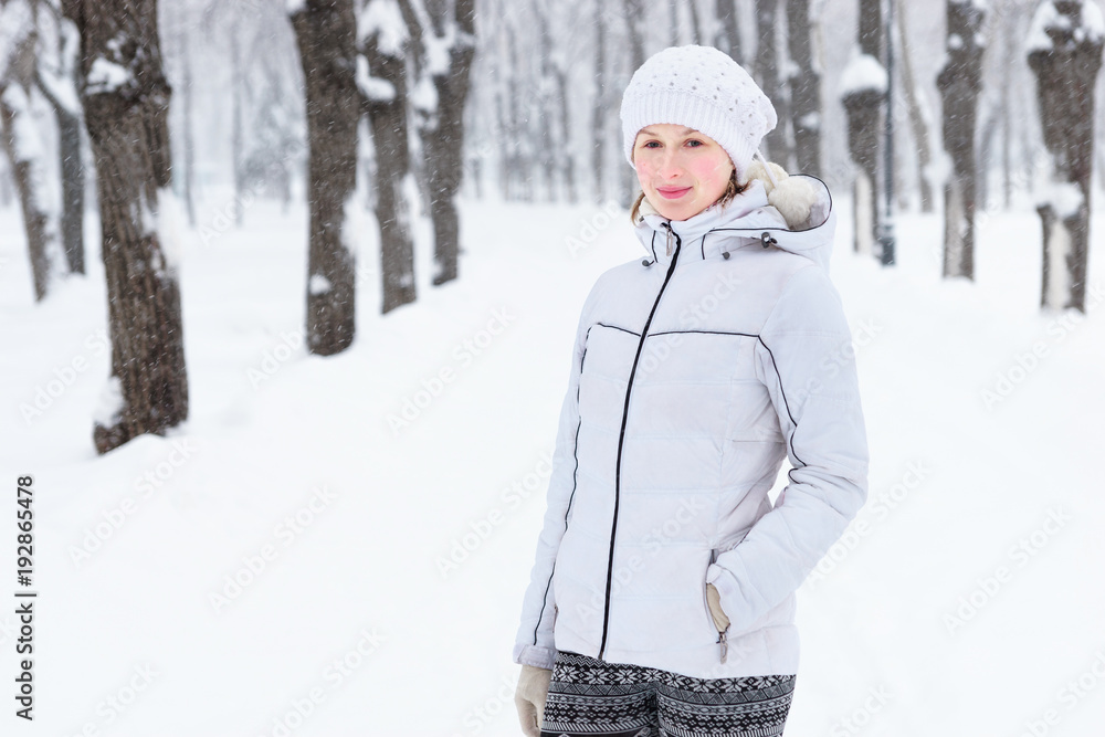 Obraz premium Beautiful young woman in the snow in winter