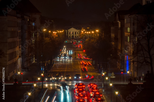 Eine gut befahrene Straße in der Stadt München bei Nacht in der Totalen photo