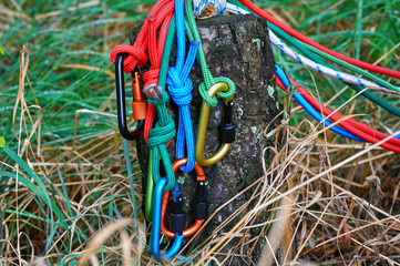 Canvas schilderij Alpinisme Karabijnhaak met klimtouw in natuur  © Pavlo Burdyak