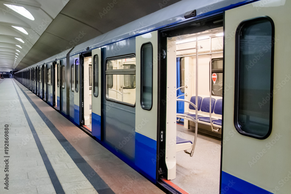 Obraz premium Metro train on platform