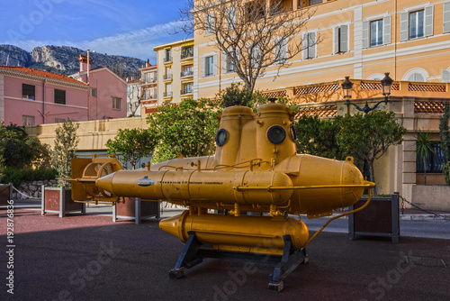 Foto Model of yellow submarine near Monaco Oceanographic museum.