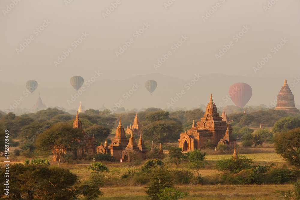 Obraz premium View to the ancient temples in Bagan, Myanmar