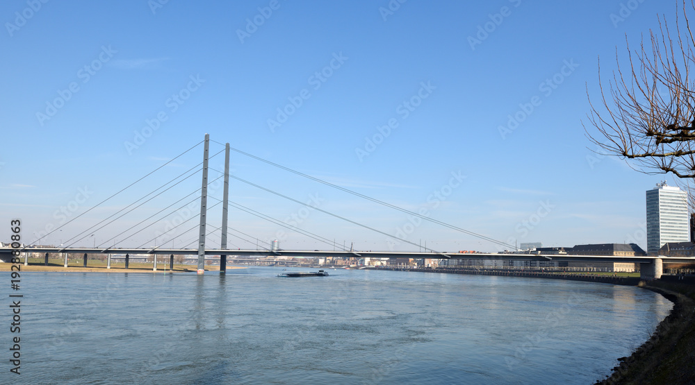 Naklejka premium Kniebrücke in Düsseldorf 