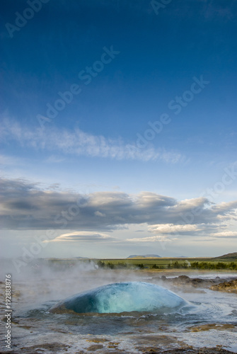 Der Geysir Strokkur auf Island kurz vor dem Ausbruch