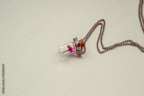 маленький розовый цветок в стеклянной колбе, украшение винтаж