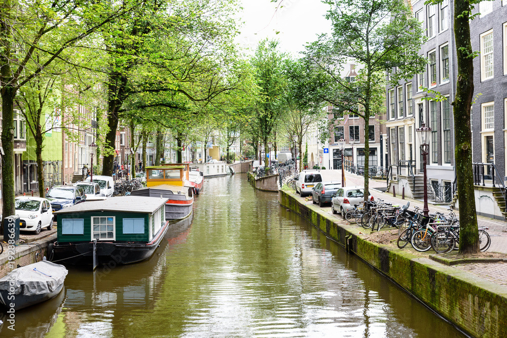 Gracht mit Hausboot in Amsterdam