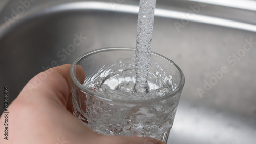 Wasser in ein Glas eingießen