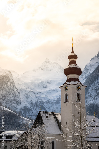 Loferer Steinberge im Winter, Kirchturm im Vordergrund, Lichtstimmung