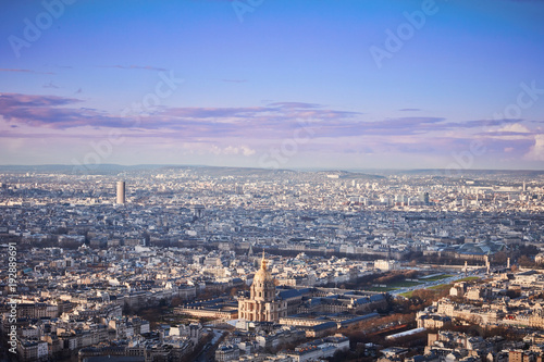 Parigi vista dall'alto di un grattacielo al tramontoi